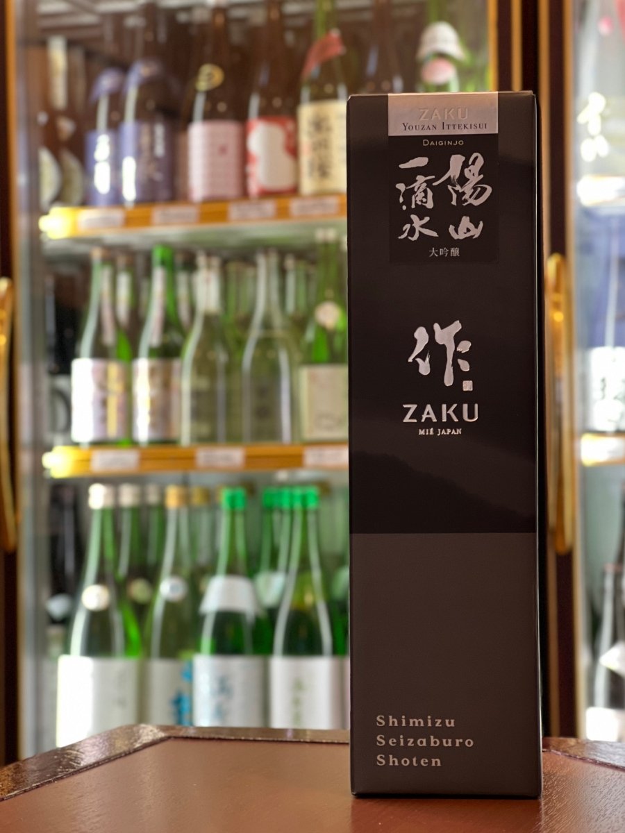 作 大吟醸 陽山一滴水の専用化粧箱、黒を基調とした高級感あるパッケージデザイン。