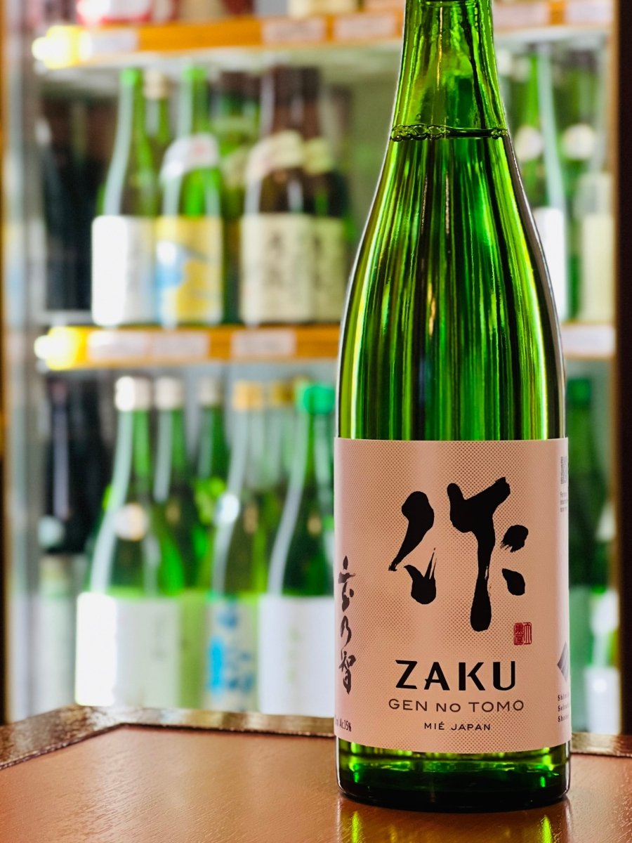 作 玄乃智 純米酒750ml。三重県の人気銘柄「作」の定番酒で、透明感のある香りとやわらかな口当たりの日本酒。家飲みや食事と合わせて楽しめる四合瓶。