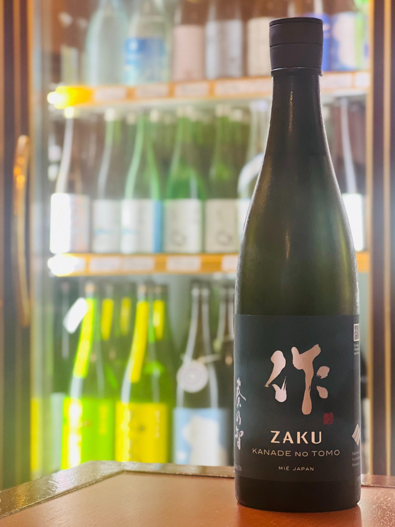 作 奏乃智 純米吟醸 750ml。三重県鈴鹿市・清水清三郎商店が精米歩合50％、アルコール15度で醸す純米吟醸。爽やかですっきりとした香り、硝子細工のような透明感、ほんのりとした旨味と優しいフルーティーな甘味、キリッと冴えた後味が特徴。冷やして楽しみたい一本。