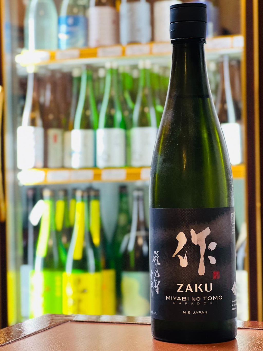 作 雅乃智 中取り 純米大吟醸 750ml。三重県鈴鹿市・清水清三郎商店が山田錦を全量使用し、50％まで磨いて醸す純米大吟醸。搾りの中でも"中取り"部分のみを瓶詰めし、豊かでフルーティーな香りと、繊細で透明感のある上品な味わいを楽しめる一本。自宅で楽しめる四合瓶サイズ。