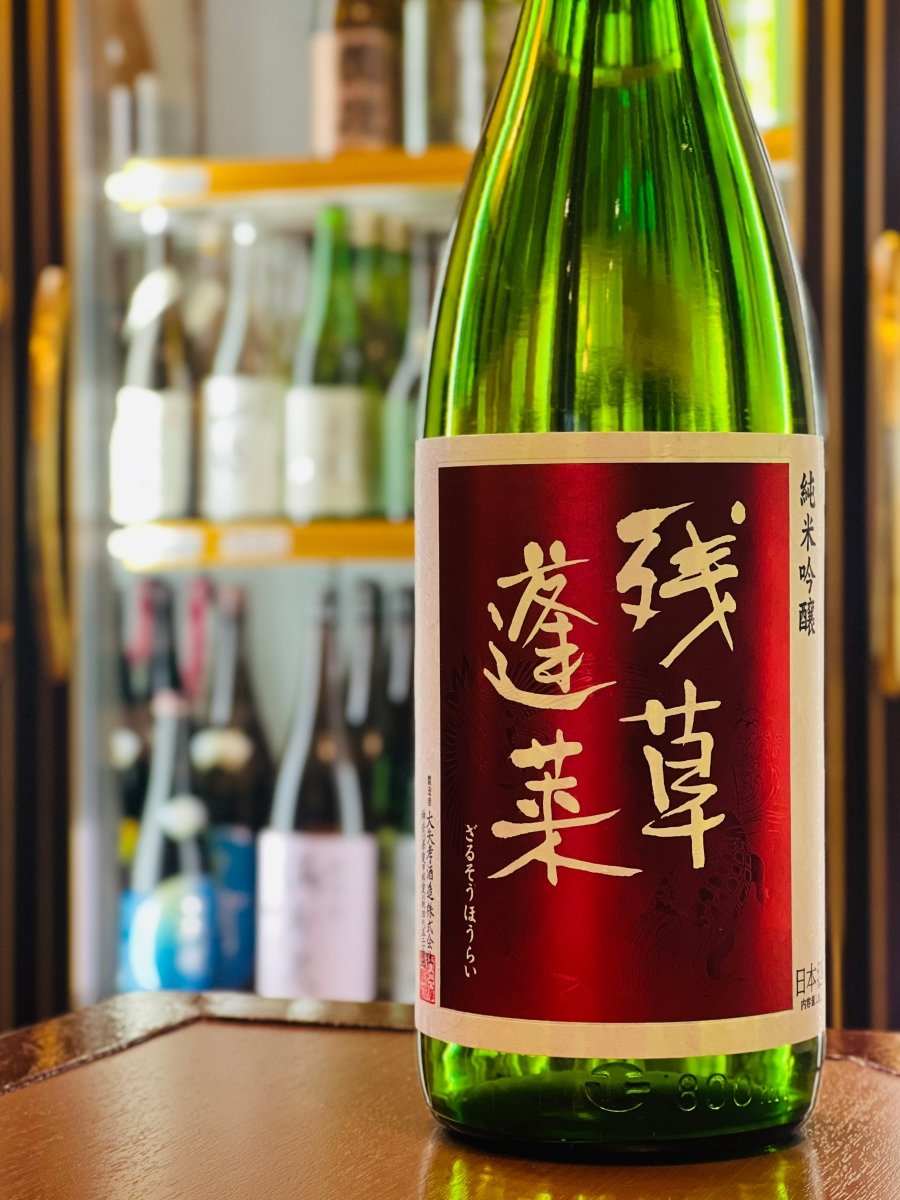 「残草蓬莱 純米吟醸 出羽燦々50」のたっぷり楽しめる1800ml。蜜の多い林檎のような落ち着いた香りと、キレの良い後味が特徴の本格食中酒です。お燗にすることで甘みが前に出て、柔らかさと軽さが一段と引き立つため、おでんや、つぶ貝の煮付けなどを囲む冬の宴席や、じっくり腰を据えて晩酌を楽しみたい方に最適な大容量サイズです。